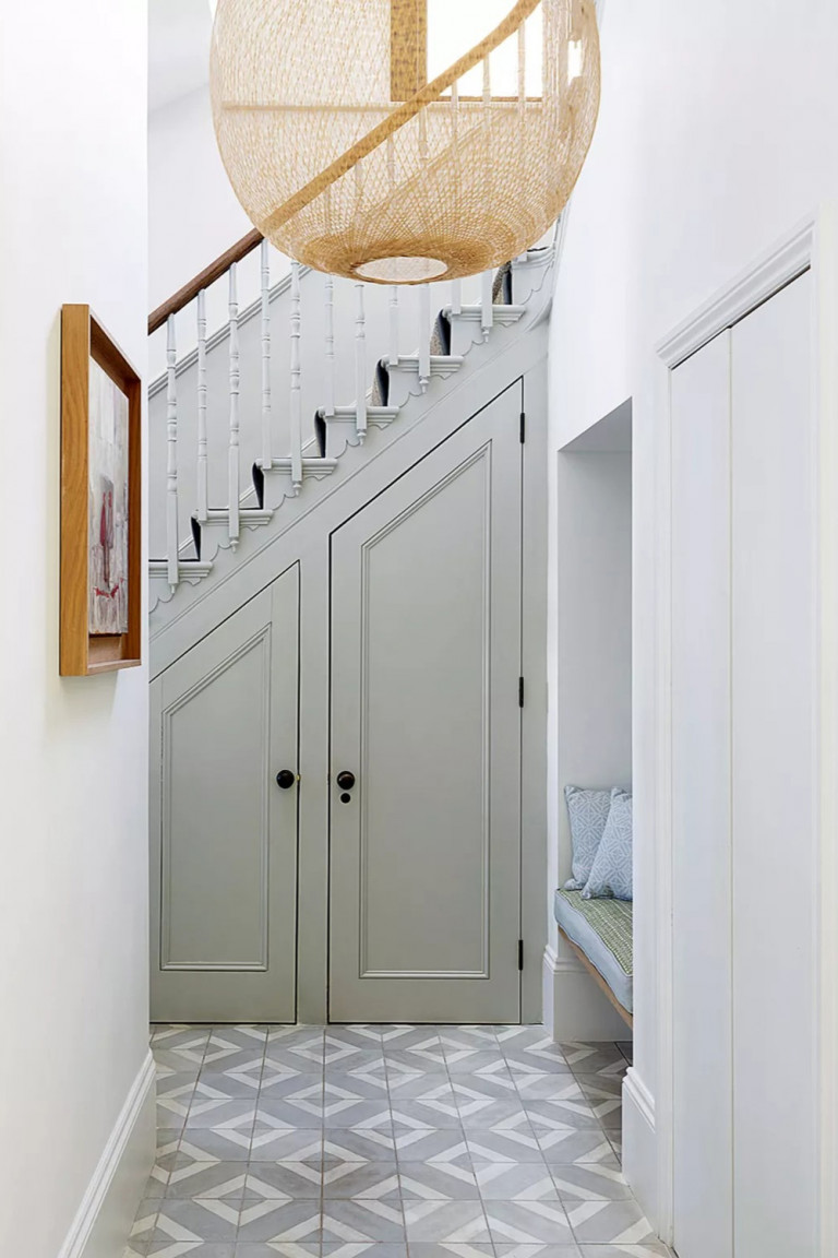 Các hệ tủ ở hành lang hoặc dưới gầm cầu thang sẽ giúp bạn có thêm không gian lưu trữ. Ảnh minh họa: Richard Powers.