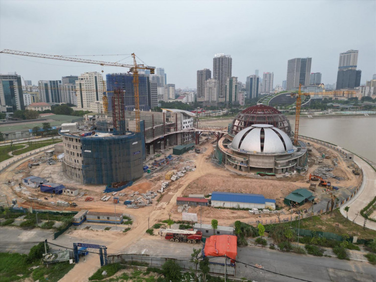 Công trình bao gồm: Nhà hát, rạp chiếu phim, nhà thi đấu, bể bơi, nhà học và thư viện Tháp Thiên văn và khối hành chính - văn phòng... Ảnh: Hữu Chánh