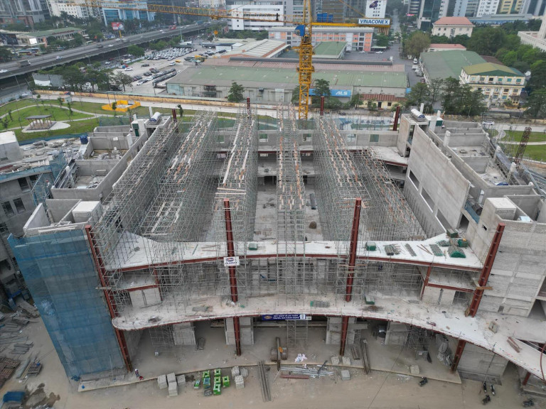 Nhà B gồm khu văn phòng - thể thao - học tập với 3 khối nhà chức năng liên kết với nhau: Nhà B1: Nhà thi đấu, bể bơi; Nhà B2: Nhà hành chính, tháp thiên văn; Nhà B3: Nhà học, thư viện. Tầng hầm với diện tích khoảng 1.200m2 bao gồm các khu vực để xe, các phòng kỹ thuật điện, nước… Diện tích sử dụng đất khoảng 3,24ha. Ảnh: Hữu Chánh