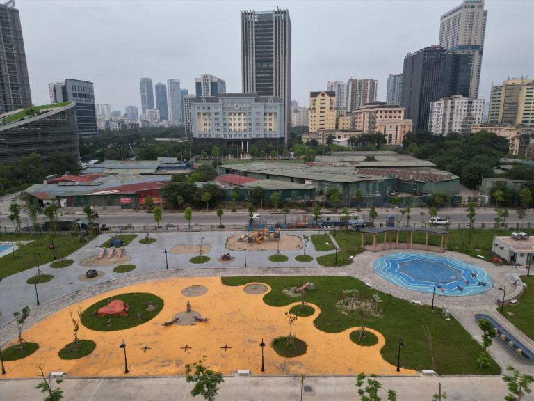 Khuôn viên bao quanh công trình đa phần đã được hoàn thiện về cơ sở vật chất. Ảnh: Hữu Chánh