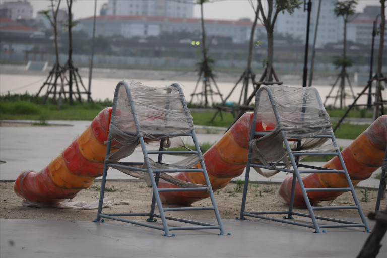 Một số trang thiết bị vui chơi cho trẻ em đã được lắp đặt. Ảnh: Hữu Chánh