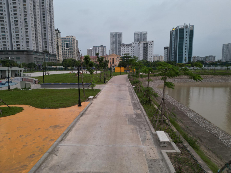 Các công trình phụ, hệ thống đèn điện, cây xanh cũng cơ bản hoàn thiện. Ảnh: Hữu Chánh