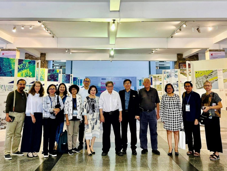 Các chuyên gia trong lĩnh vực đô thị học đến từ các nước khu vực Đông Nam Á tại không gian triển lãm Workshop Bạc Liêu trong khuôn khổ Hội thảo SEAUS.