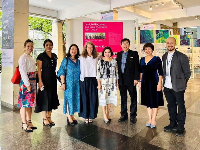 Ban tổ chức hội thảo của 3 trường Đại học KU Leuven, Đại học Kiến trúc TPHCM, Đại học Kinh Tế cùng khách mời - Bà Phan Thị Mỹ Linh, nguyên Thứ trưởng Bộ Xây dựng.