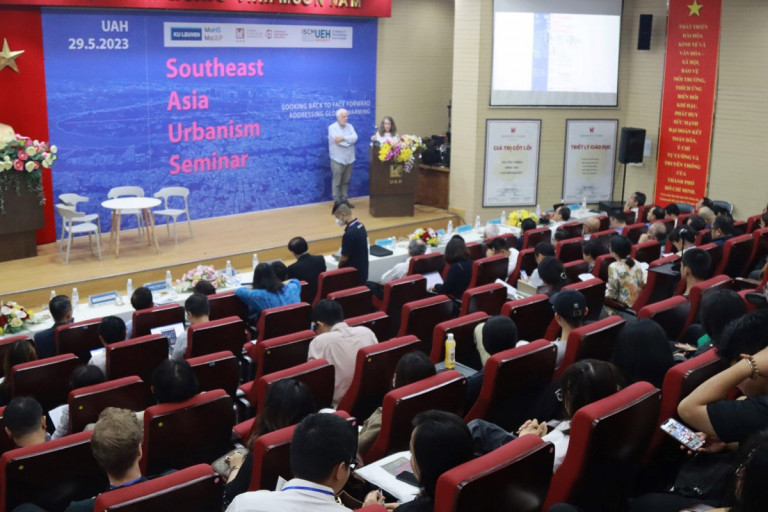 Đông đảo người tham dự trong Hội trường chính Đại học Kiến Trúc TPHCM quan tâm lắng nghe các bài trình bày từ chuyên gia trên thế giới 