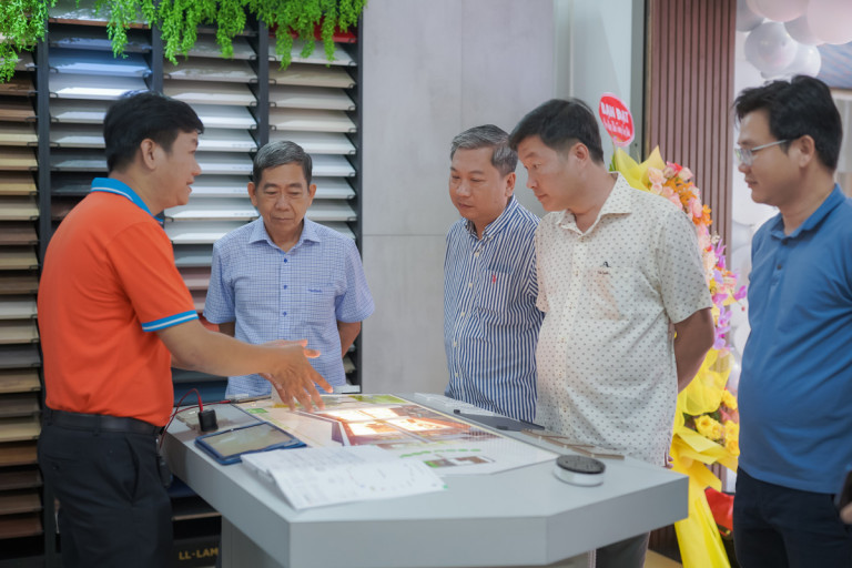 Khách hàng tìm hiểu các dòng sản phẩm và không gian trưng bày tại Showroom