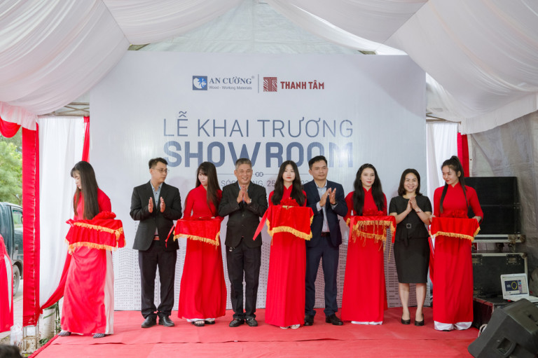 Đại diện Gỗ An Cường và Ngô Thanh Tâm cắt băng khai trương