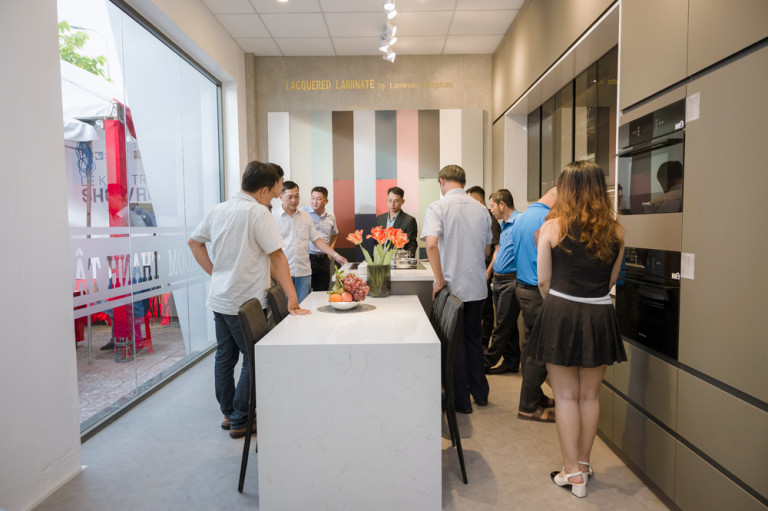 Đông đảo Khách hàng đến trải nghiệm không gian Showroom mới