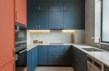 Hình chụp thực tế ứng dụng sản phẩm gỗ laminate đơn sắc (Lacquered Laminate) tại showroom An Cường