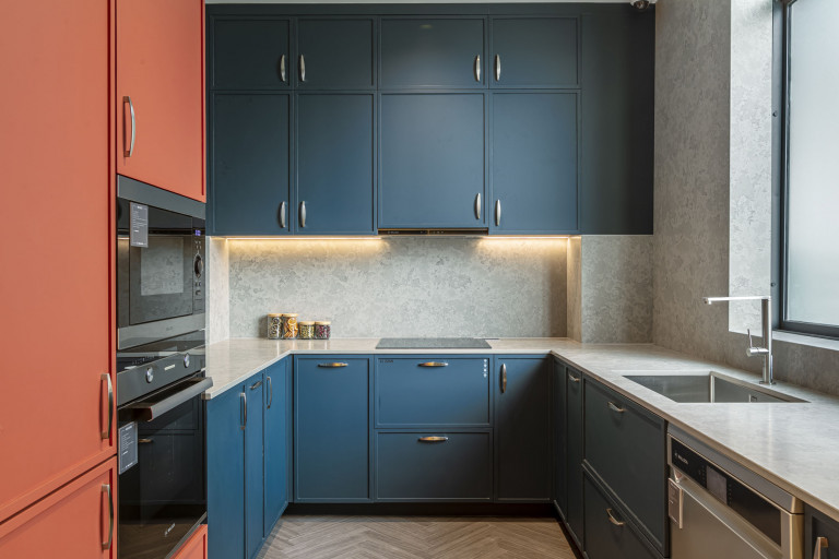 Hình chụp thực tế ứng dụng sản phẩm gỗ laminate đơn sắc (Lacquered Laminate) tại showroom An Cường