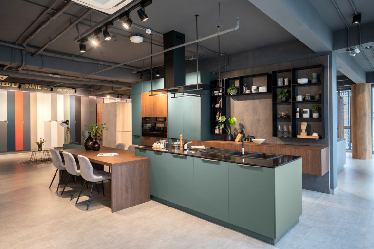 Hình chụp thực tế ứng dụng sản phẩm gỗ laminate đơn sắc (Lacquered Laminate) tại showroom An Cường