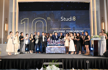 Các thành viên của Studio8 cùng nhau nâng ly chúc mừng kỷ niệm 10 năm thành lập