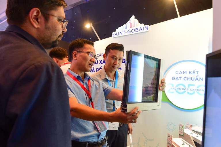 Tại sự kiện BCI Equinox 2023 khách tham quan được giới thiệu về các giải pháp xanh của Saint-Gobain Việt Nam