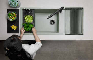 Chậu rửa chén đá Malloca Sense K82 kết hợp với các phụ kiện bếp kèm theo mang đến không gian sơ chế thuận tiện (Nguồn ảnh Malloca)