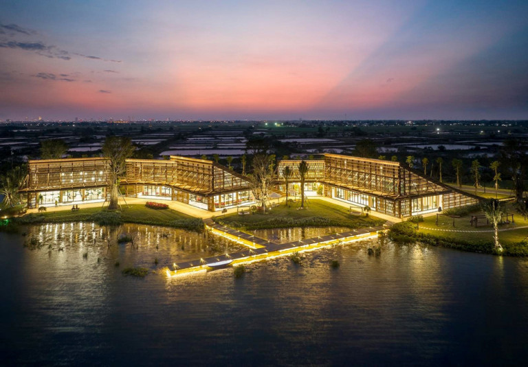 Glulam với nhiều đặc tính vượt trội thích hợp để ứng dụng vào các công trình ngoài trời như khu đô thị sinh thái, khu nghỉ dưỡng, nhà hàng, khách sạn… Trong ảnh là công trình Văn Phòng Bán Hàng thuộc dự án Eco Central Park đại đô thị sinh thái kiểu mẫu lớn nhất Việt Nam ứng dụng Cấu Kiện Glulam do đơn vị Trần Đức Homes cung cấp.