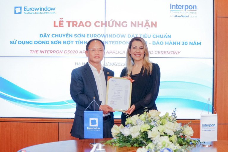 Đại diện tập đoàn AkzoNobel trao giấy chứng nhận cho Eurowindow