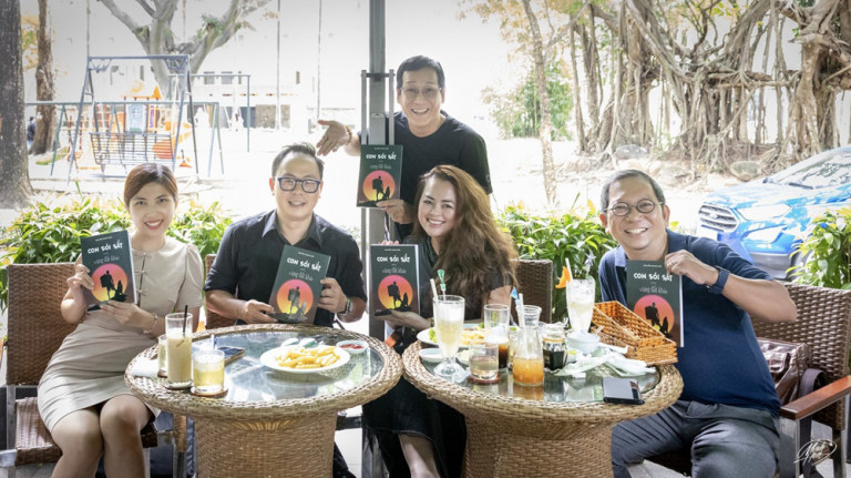 Tác giả - KTS Nguyễn Trung Kiên tại buổi gặp gỡ, ký tặng sách cho các độc giả