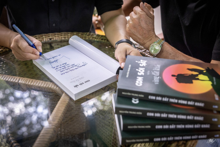 Tác giả - KTS Nguyễn Trung Kiên ký tặng sách cho độc giả