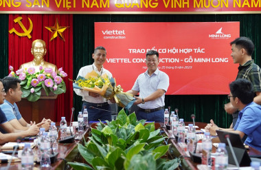 Đại diện Gỗ Minh Long và Viettel Construction tại buổi lễ ký kết
