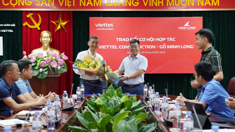 Đại diện Gỗ Minh Long và Viettel Construction tại buổi lễ ký kết
