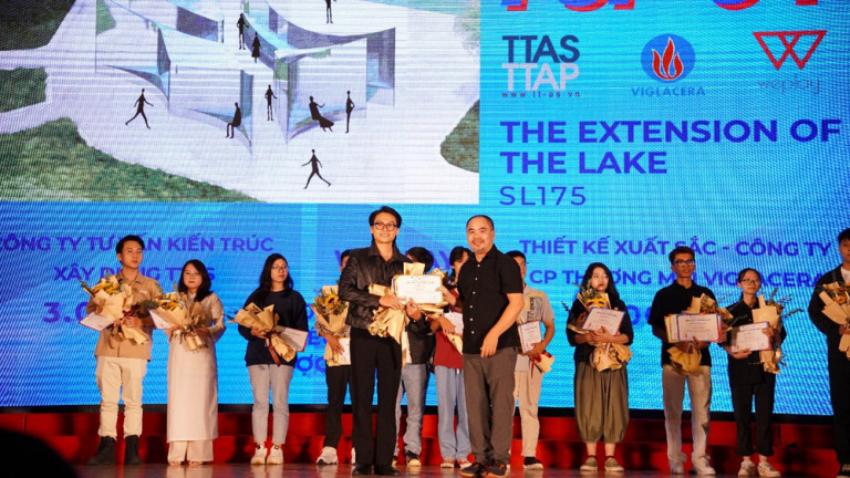 Chủ tịch Quỹ Đổi mới sáng tạo Kiến trúc (AIF) – KTS Doãn Thế Trung trao giải Nhất thuộc về thí sinh Lê Hồng Sơn (trường Đại học Kiến trúc Hà Nội),với phương án: THE EXTENSION OF THE LAKE (mã số SL175)