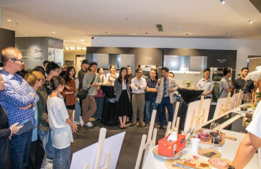 Các nhóm thuyết trình và nghe nhận xét từ ban giám khảo