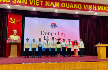 Trao giải cho các tác giả