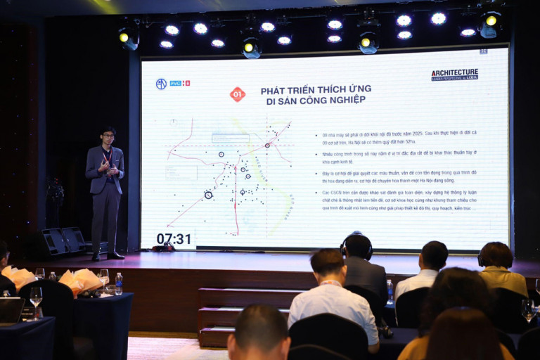KTS Lê Ngọc Hưng - Đại diện PVCHB trình bày đề tài “Tái sinh đô thị bền vững: Phát triển thích ứng di sản công nghiệp”