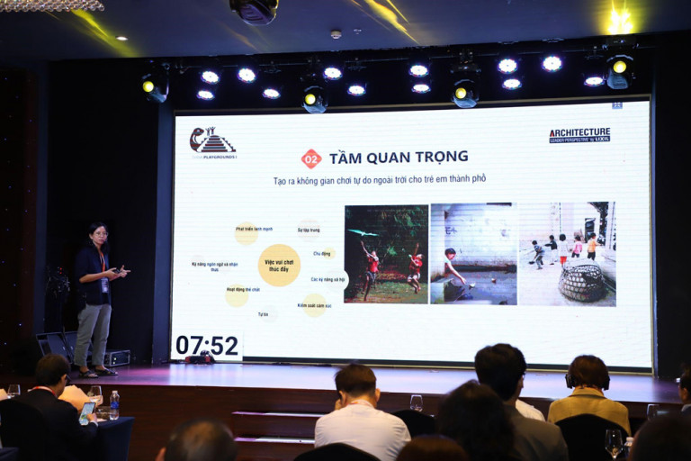 KTS Chu Kim Đức - Đại diện Think Playgrounds trình bày nghiên cứu “Đánh thức” nơi chốn trong thành phố”