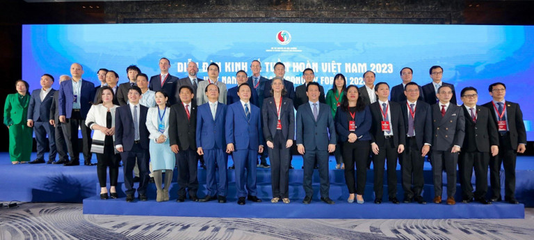 Diễn đàn Kinh tế Tuần hoàn 2023 do Bộ TN&MT chủ trì với sự tham gia của các Lãnh đạo Chính phủ, các Doanh nghiệp lớn, Tổ chức phi chính phủ (NGOs) và các bên liên quan cùng chia sẻ về Kinh tế tuần hoàn. 