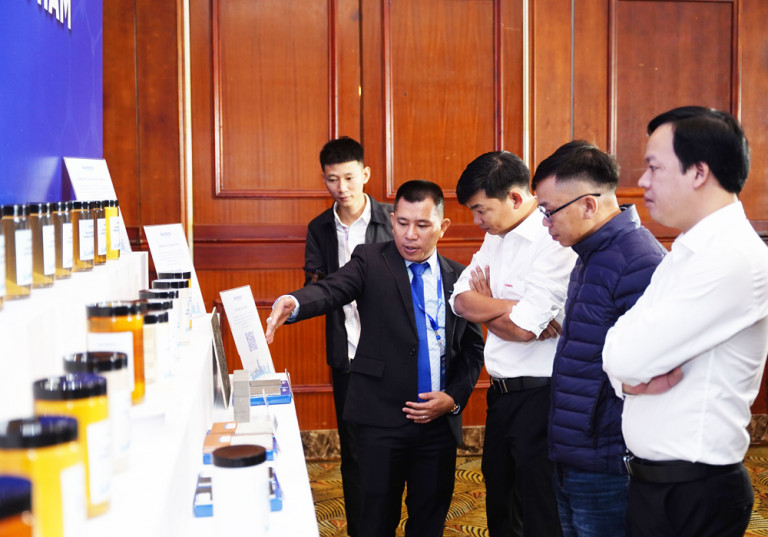 Các vị khách trong ngành rất quan tâm đến các sản phẩm đa dạng được sản xuất dưới kỹ thuật của Công ty SILKROAD HANOI JSC