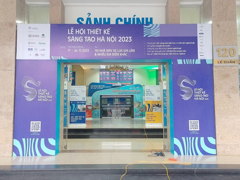 Hình ảnh bày trí chuẩn bị cho Lễ hội Thiết kế Sáng tạo 2023 tại Ga Hà Nội