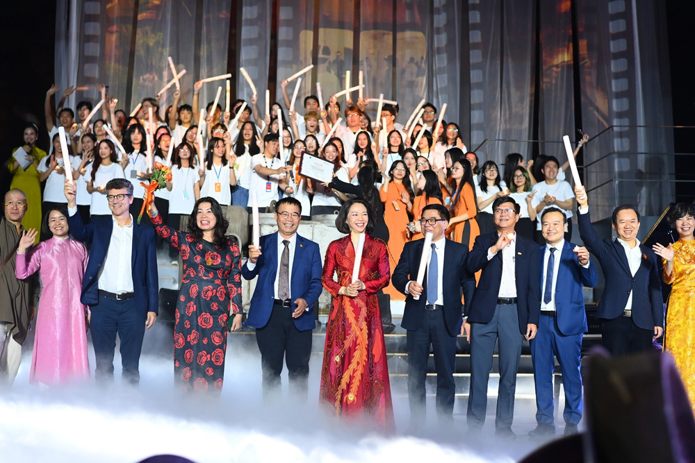 Phó Chủ tịch UBND TP Hà Nội Vũ Thu Hà đã trao chứng nhận vinh danh các địa phương, đơn vị, tổ chức, cá nhân đã có những đóng góp cho sự thành công của lễ hội