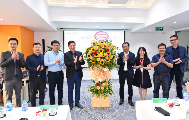 Đại diện các Lãnh đạo Trường Đại học Kiến trúc Hà Nội tặng hoa chúc mừng CTCP A79