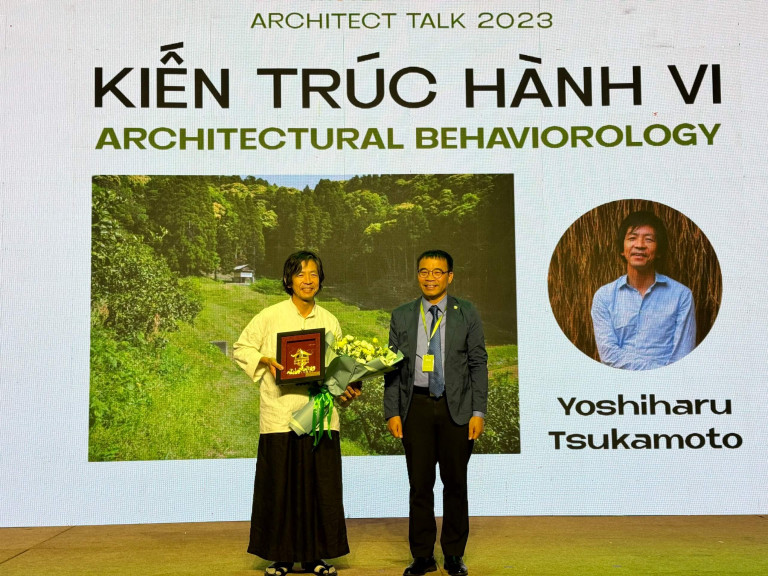 TS. KTS. Phan Đăng Sơn - Chủ tịch Hội KTS Việt Nam tặng quà cảm ơn diễn giả KTS Yoshiharu Tsukamoto