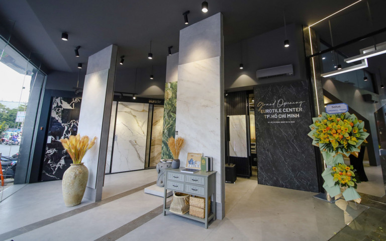 Không gian showroom với những vách cột tượng trưng cho 6 cách buồm