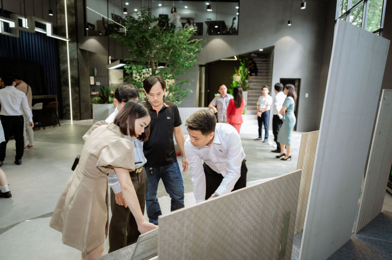 Khách tham quan, xem sản phẩm tại Eurotile Center TP.HCM