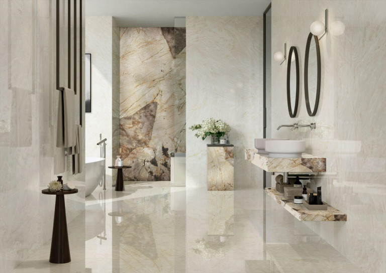 Phòng tắm khách sạn được ốp lát bằng gạch marble trắng chủ đạo, với điểm nhấn tường marble màu sa mạc thu hút ánh nhìn.