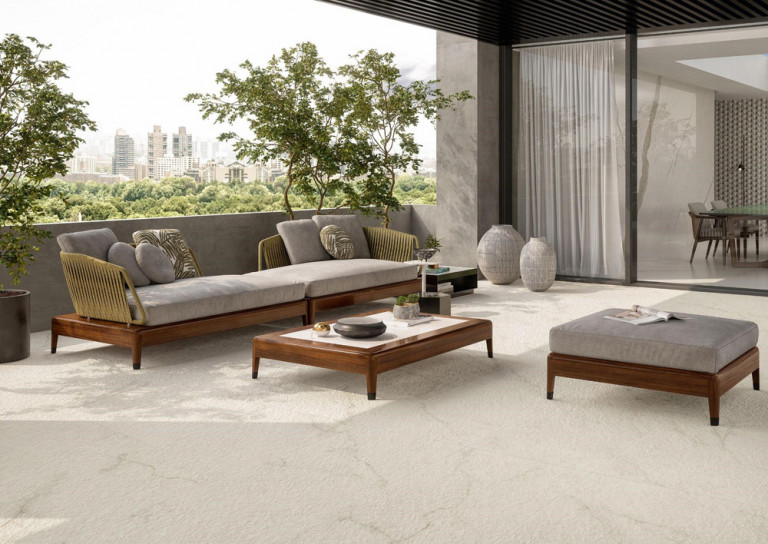 Không gian ngoài trời được lát bằng loại gạch marble có bề mặt sần như đá marble tự nhiên chưa qua khai thác.