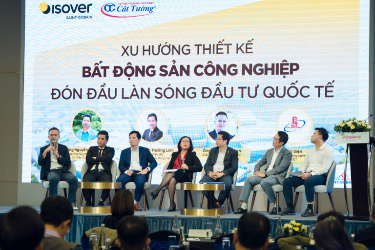 Các chuyên gia trao đổi tại phiên thảo luận của hội thảo “Xu hướng thiết kế bất động sản công nghiệp đón đầu làn sóng đầu tư quốc tế” 