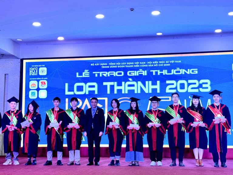 TS. KTS. Phan Đăng Sơn - Chủ tịch Hội KTS Việt Nam trao tặng Bằng sáng tạo Kiến trúc cho các tác giả đạt Giải Nhất và Giải Nhì thuộc khối ngành Kiến trúc – Quy hoạch