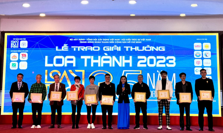 Đồng chí Nguyễn Phạm Duy Trang, Bí thư Trung ương Đoàn TNCS Hồ Chí Minh trao tặng Kỷ niệm chương “Vì thế hệ trẻ” cho các cá nhân đã có đóng góp