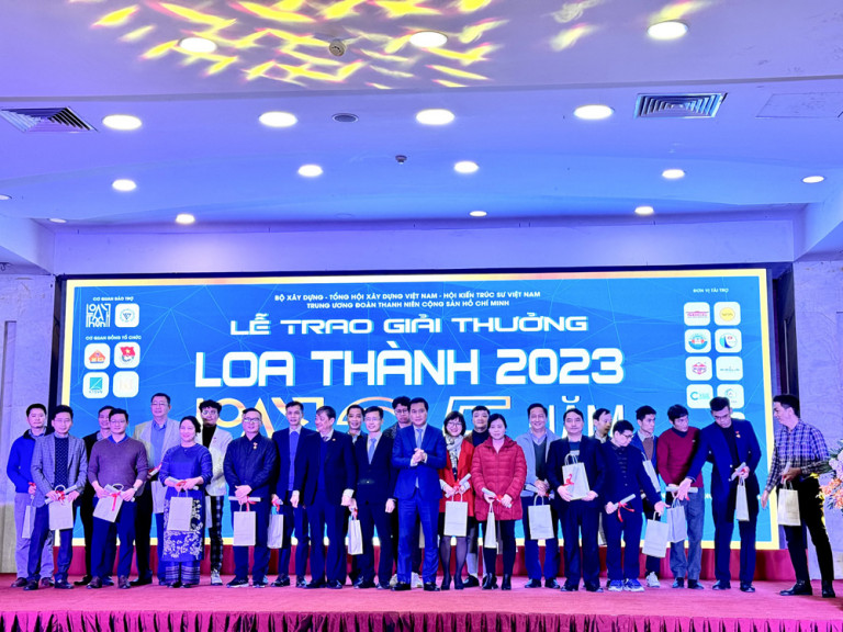 BTC trao hoa và giấy chứng nhận tôn vinh các thầy cô tại Lễ trao giải
