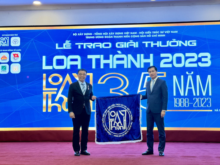 Ông Nguyễn Tường Văn - Thứ trưởng Bộ Xây Dựng, Chủ tịch Hội đồng Giải thưởng Loa Thành lần thứ 35 trao cờ luân lưu cho TS. KTS. Phan Đăng Sơn - Chủ tịch Hội KTS Việt Nam, đơn vị đăng cai tổ chức giải thưởng Loa Thành lần thứ 36 năm 2024