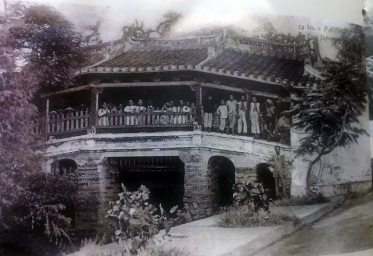 Hình ảnh Chùa Cầu được chụp bởi nhà báo Pháp