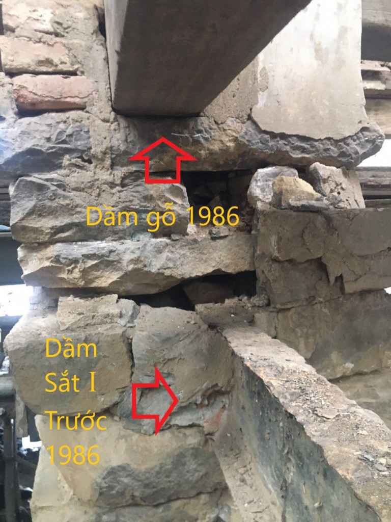Dấu vết đà đỡ sàn Chùa Cầu