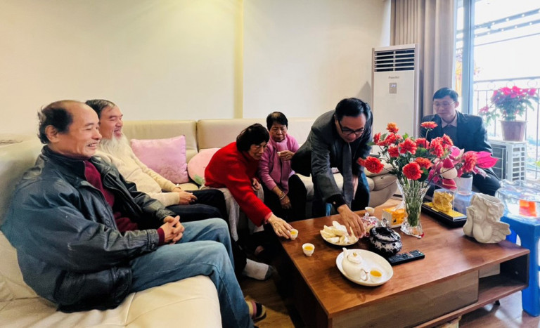 Đoàn tới thăm gia đình cố KTS Phạm Cao Nguyên, người đã gần 20 năm đảm trách vai trò Chủ tịch Hội KTS Hà Nội, đã dành nhiều thời gian đào tạo, chuyển giao công tác Hội với các thế hệ KTS kế cận.