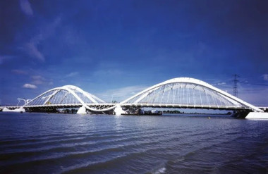 Cầu Enneüs Heermabrug, Hà Lan với kết cấu cầu treo dây văng, được lấy cảm hứng từ nhịp điệu mái vòm của những ngôi nhà ven kênh tại Amsterdam
