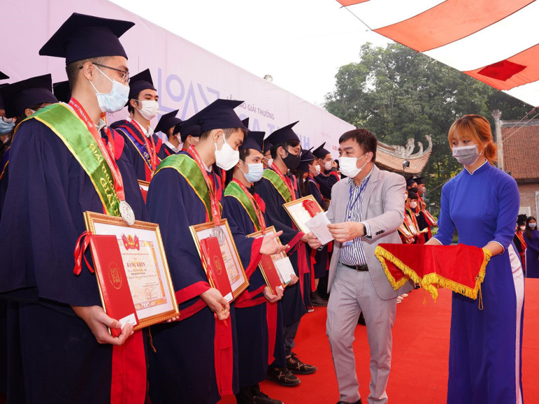 Đại diện Landco Corporation trao giải cho Sinh viên đạt giải Loa Thành 2021