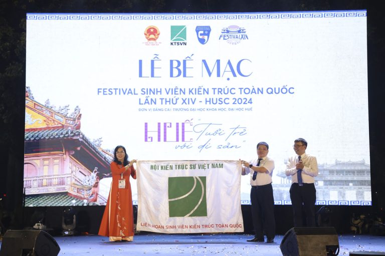 Nghi thức trao cờ cho đơn vị đăng cai Festival SVKT toàn quốc lần thứ XV cho trường ĐH Việt Đức